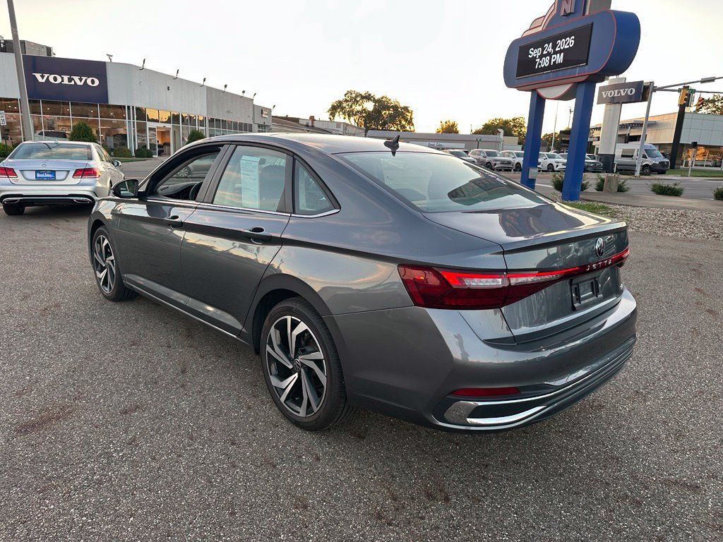 Used 2025 Volkswagen Jetta SEL FWD image 7