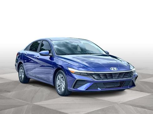 Used 2024 Hyundai Elantra SEL FWD image 2