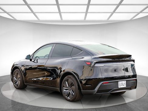 Used 2026 Tesla Model Y 2WD image 2