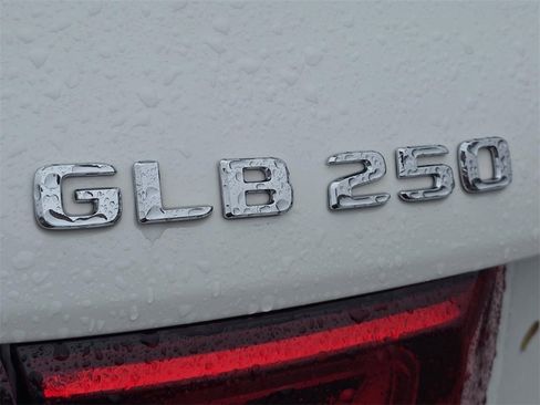 Used 2023 Mercedes-Benz GLB 250 4MATIC w/ Premium Package image 12