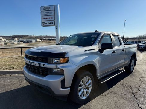 Used 2020 Chevrolet Silverado 1500 Custom w/ Custom Value Package image 3