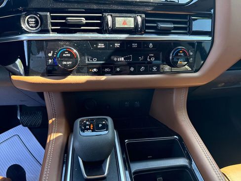 Used 2023 Nissan Pathfinder Platinum FWD image 23