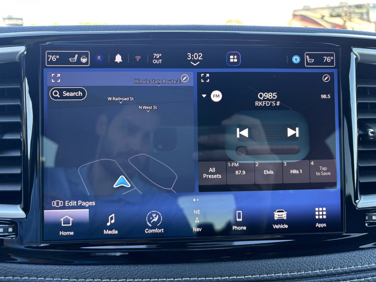 Used 2023 Chrysler Pacifica Touring-L w/ Uconnect Theater Family Group FWD image 24