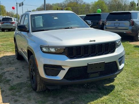 Used 2025 Jeep Grand Cherokee Altitude AWD/4WD image 9