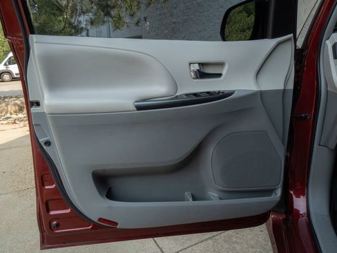 Used 2014 Toyota Sienna SE FWD image 7
