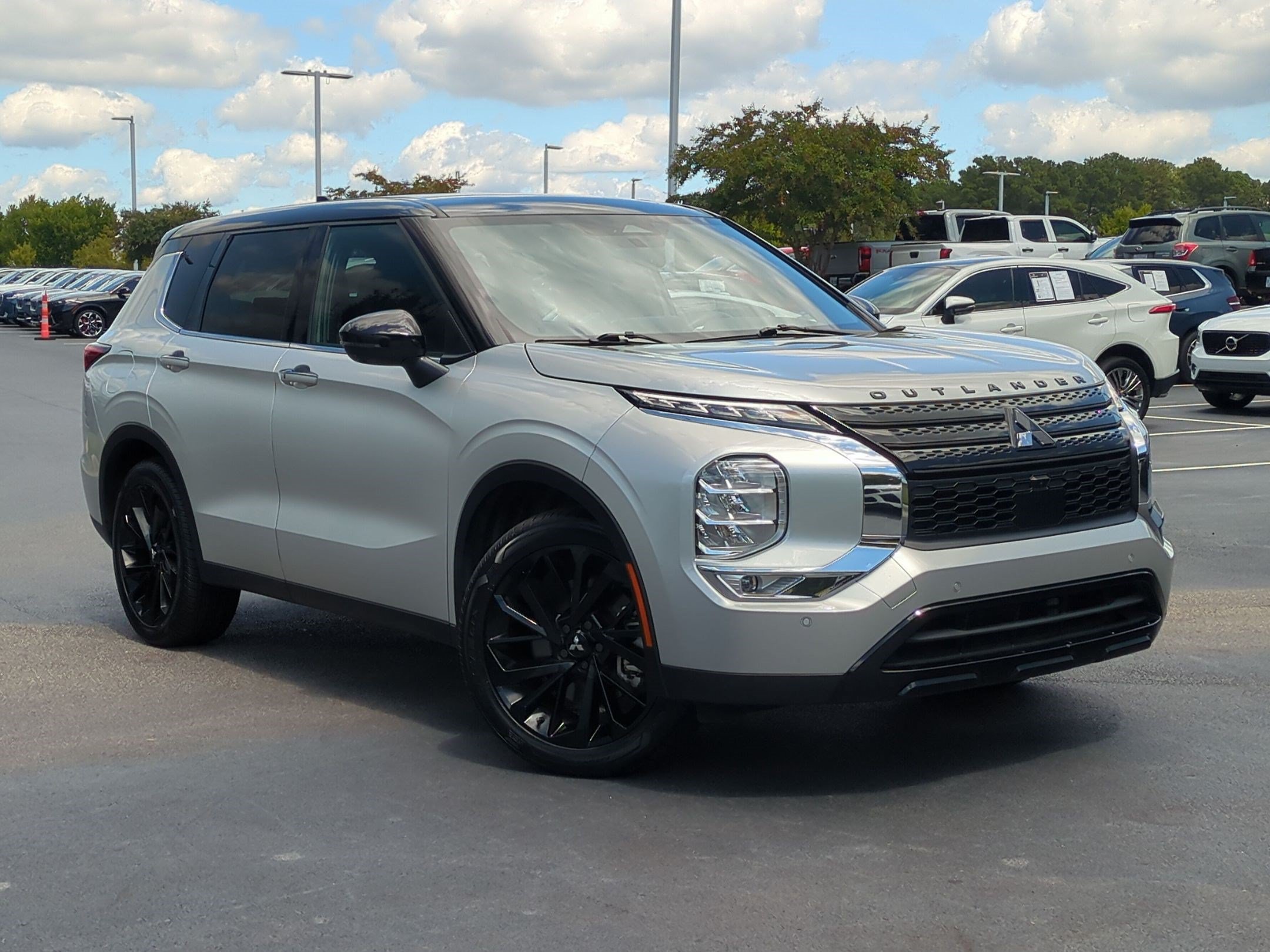 Used 2023 Mitsubishi Outlander SEL FWD image 2