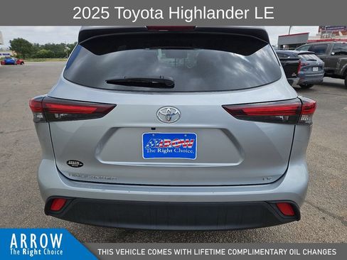 Used 2025 Toyota Highlander LE FWD image 11