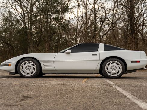 Used 1991 Chevrolet Corvette Coupe image 28