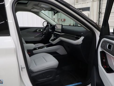 Certified 2025 Ford Explorer Platinum w/ Ultimate Package AWD/4WD image 32