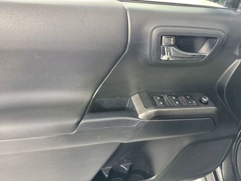 Used 2018 Toyota Tacoma TRD Off-Road w/ Technology Package image 18