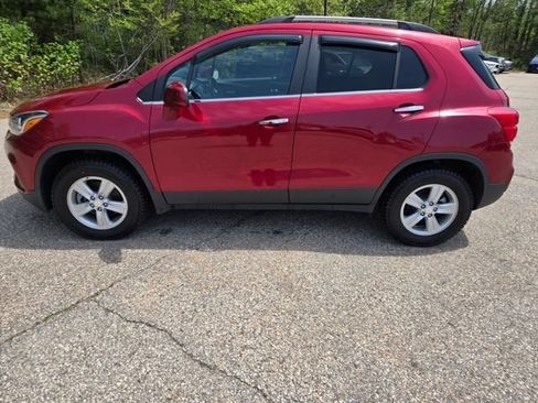 Used 2020 Chevrolet Trax LT w/ Sun & Sound Package AWD/4WD image 2