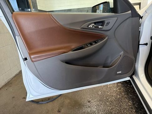 Used 2018 Chevrolet Malibu LT w/ Leather Package FWD image 13