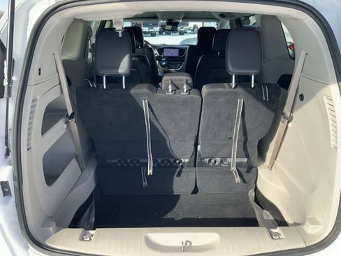 Used 2022 Chrysler Pacifica Touring-L image 10