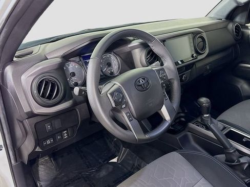Used 2022 Toyota Tacoma TRD Off-Road image 9