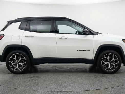 Used 2025 Jeep Compass Limited image 11