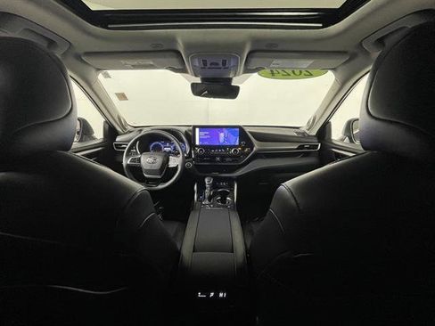 Used 2024 Toyota Highlander Limited image 12