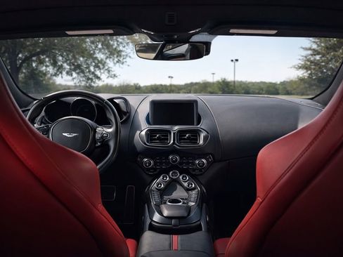 Used 2022 Aston Martin V8 Vantage Coupe RWD image 17