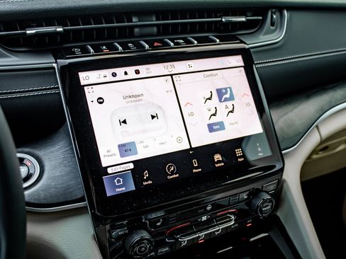 Used 2024 Jeep Grand Cherokee Limited AWD/4WD image 31