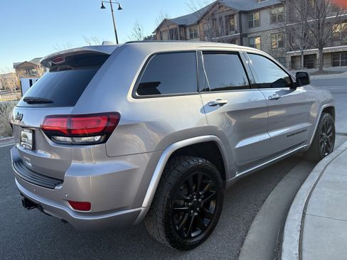 Used 2019 Jeep Grand Cherokee Altitude image 10