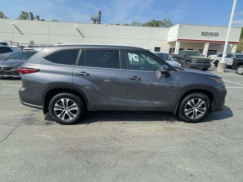Used 2023 Toyota Highlander XLE AWD/4WD image 11