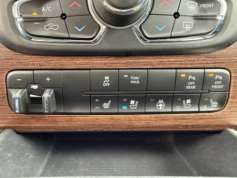 Used 2015 RAM 1500 Laramie w/ Convenience Group AWD/4WD image 33