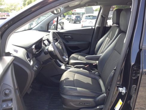 Used 2021 Chevrolet Trax LT w/ LT Convenience Package AWD/4WD image 5