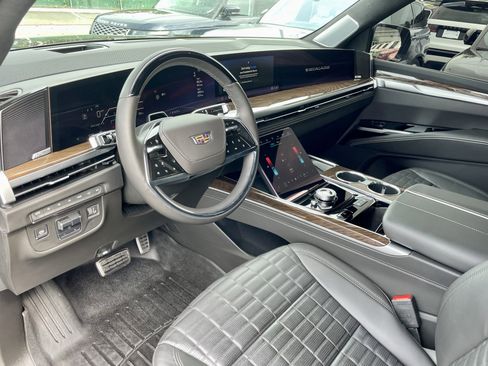 Used 2025 Cadillac Escalade Sport Platinum w/ LPO, ONYX Package AWD/4WD image 13