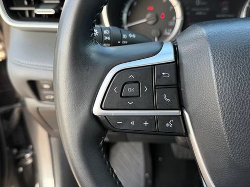 Used 2023 Toyota Highlander XSE FWD image 17