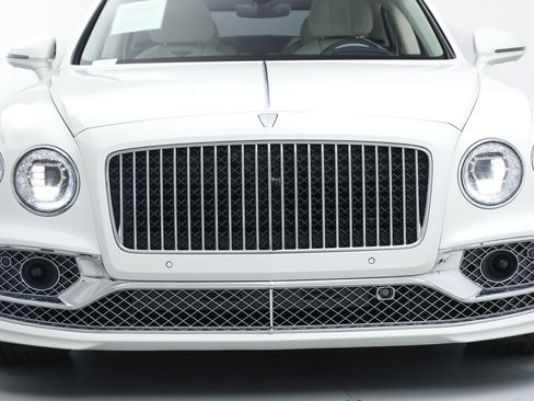 Used 2022 Bentley Flying Spur Plug-In Hybrid AWD/4WD image 9