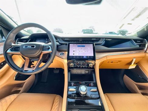 New 2025 Jeep Grand Cherokee Summit image 15