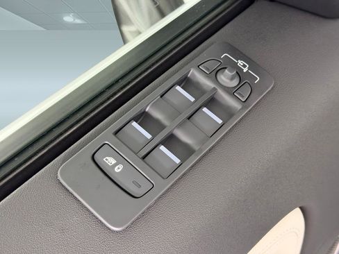 Used 2026 Land Rover Discovery Sport Landmark image 12