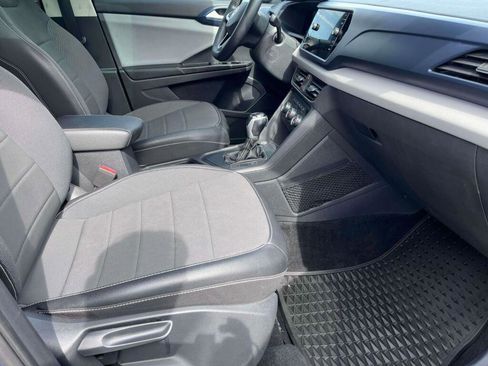 Used 2022 Volkswagen Taos SE w/ Panoramic Sunroof Package FWD image 21