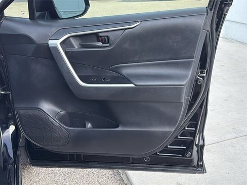 Used 2021 Toyota RAV4 LE image 27