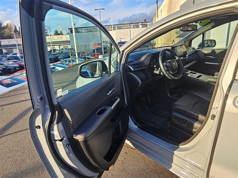 Certified 2024 Toyota Sienna XLE Woodland Edition image 22