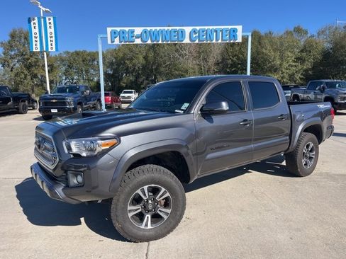 Used 2017 Toyota Tacoma TRD Sport image 2