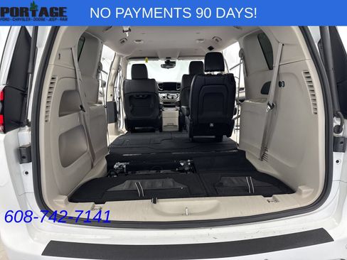 Used 2023 Chrysler Pacifica Touring-L FWD image 38