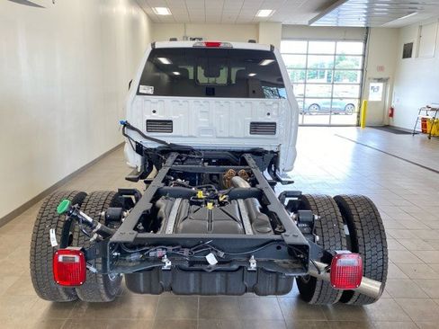 New 2025 Ford F550 4x4 Crew Cab image 6