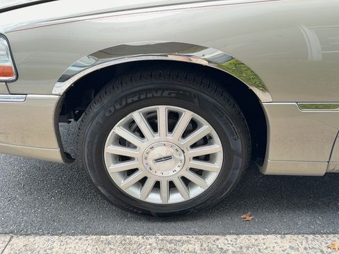 Used 2004 Lincoln Town Car Ultimate RWD image 26