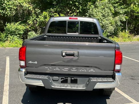 Certified 2022 Toyota Tacoma SR5 w/ SR5 Appearance Package (SM) AWD/4WD image 4