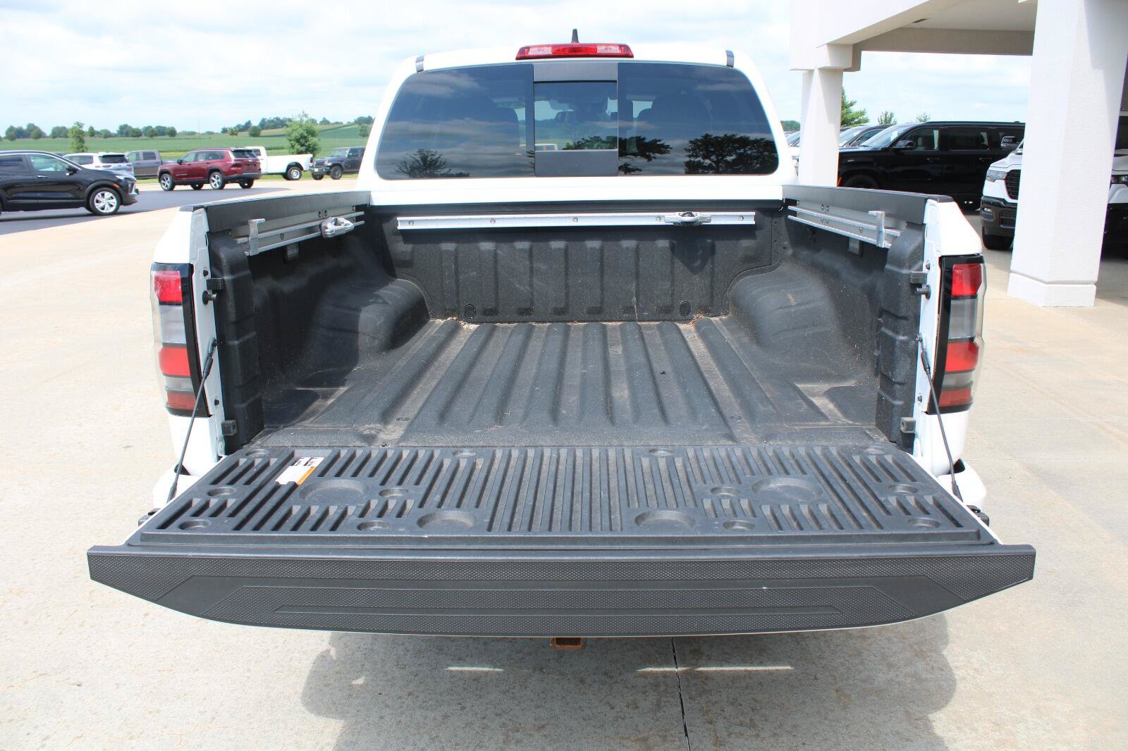 Used 2023 Nissan Frontier SV w/ SV Convenience Package AWD/4WD image 9