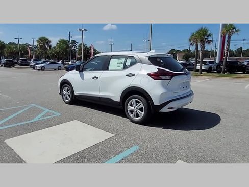 New 2025 Nissan Kicks Play S image 27