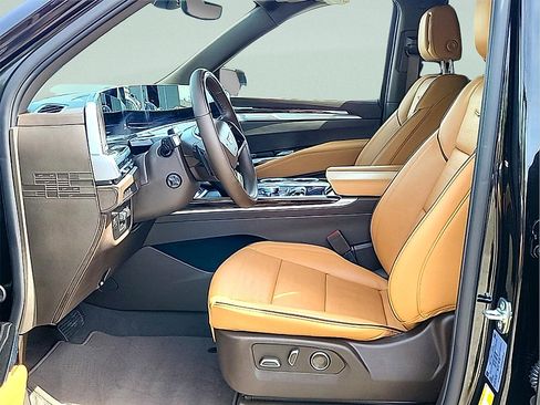 Certified 2026 Cadillac Escalade Luxury AWD/4WD image 12