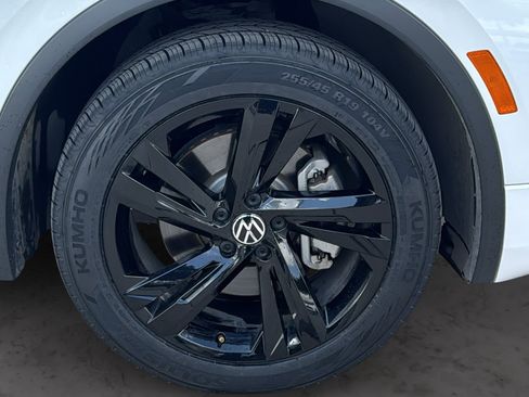 Used 2024 Volkswagen Tiguan SE R-Line FWD image 33