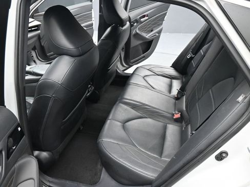 Used 2022 Toyota Avalon Limited image 16