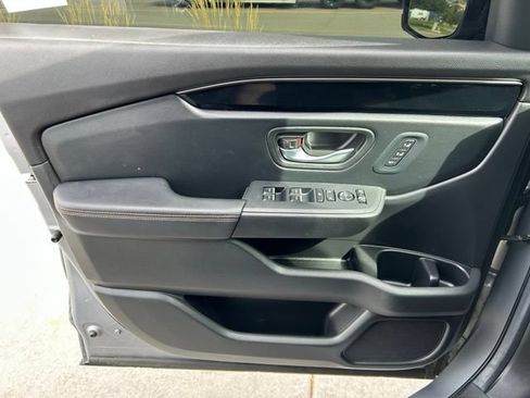 Used 2025 Honda Pilot TrailSport image 13