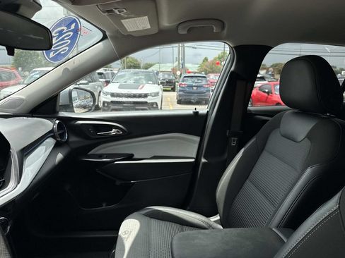 Used 2025 Chevrolet Trax LT FWD image 16