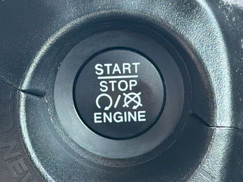 Used 2021 Jeep Renegade Latitude FWD image 26