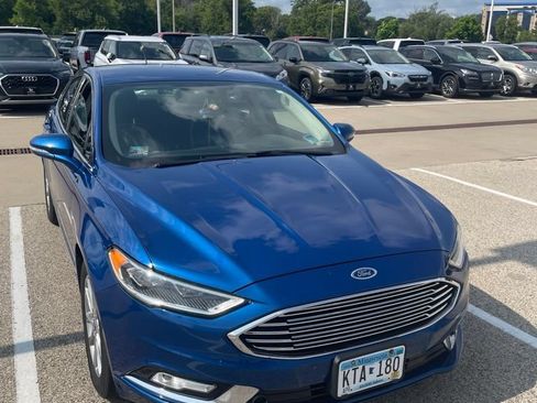 Used 2017 Ford Fusion SE w/ Fusion SE Technology Package FWD image 2