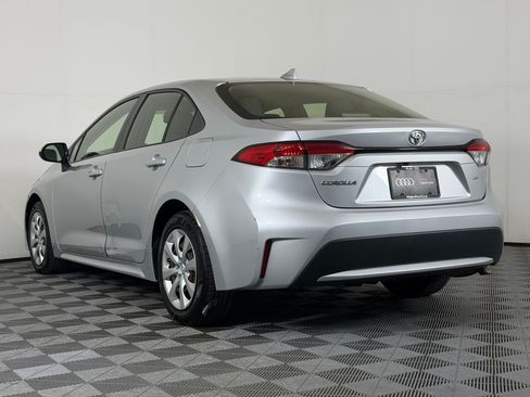 Used 2020 Toyota Corolla LE FWD image 3