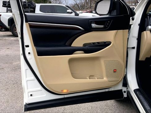 Used 2015 Toyota Highlander Limited image 21